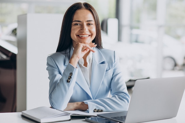 Mulher de negócios trabalhando no computador no escritório