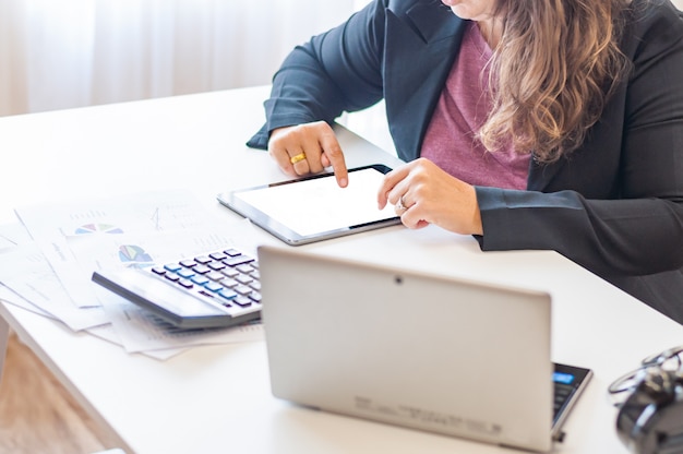 Foto mulher de negócios, trabalhando no laptop