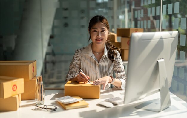 Mulher de negócios usando laptop enquanto está sentada na mesa