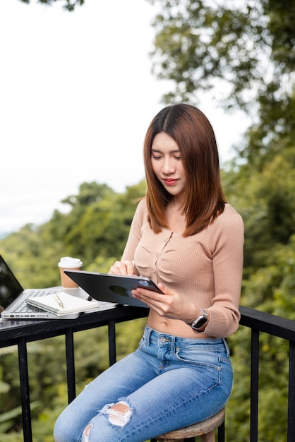 Mulher de negócios usando laptop no café com backgroundxa desfocado