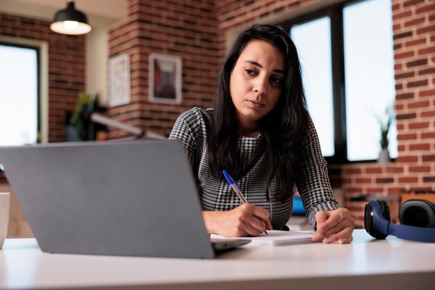 Foto mulher de negócios usando laptop no escritório