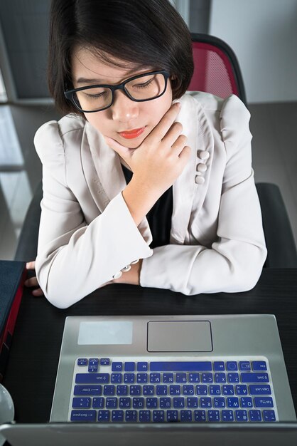 Foto mulher de negócios usando laptop no escritório