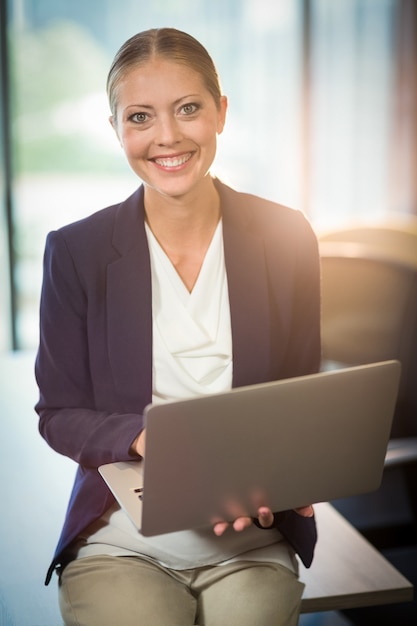 Mulher de negócios usando laptop