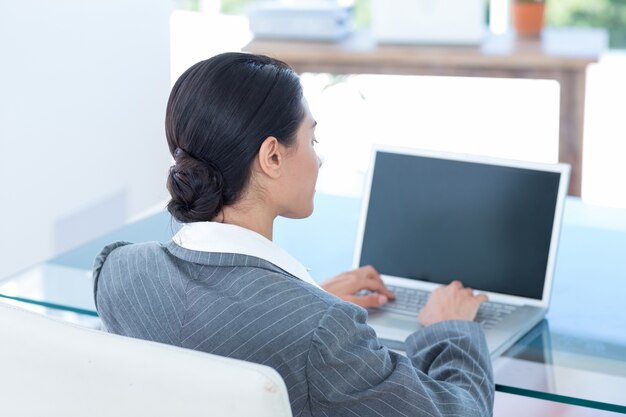 Mulher de negócios usando laptop