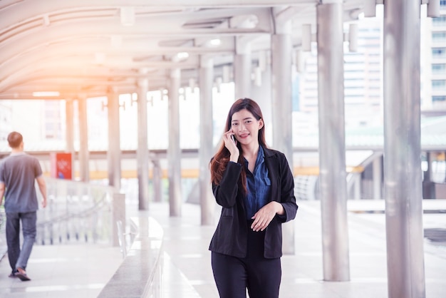 Mulher de negócios usando loja de smartphone, chamada online, mensagem de texto, mensagem de internet, tecnologia, estilo de vida