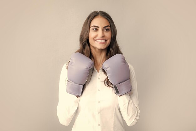 Mulher de negócios usando luvas de boxe prontas para lutar Poder de força ou conceito de competição Mulher