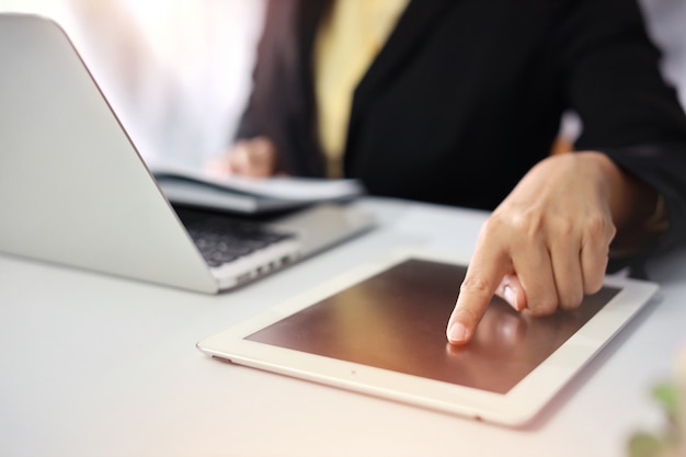 Mulher de negócios usando o laptop no escritório