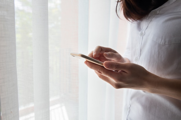 Mulher de negócios usando o smartphone, celular, tablet.