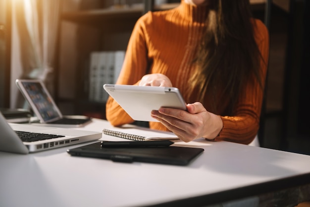 Mulher de negócios usando o tablet