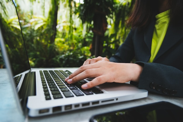 Mulher de negócios usando seu computador laptop