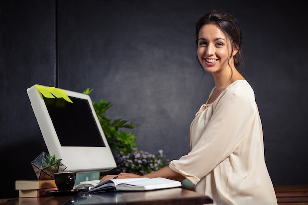 Mulher de negócios usando seu computador