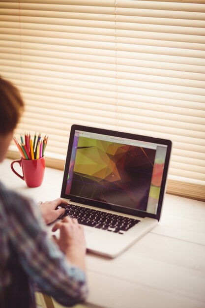 Mulher de negócios usando seu laptop na mesa