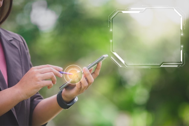 Foto mulher de negócios usando smartphone móvel tocante para tecnologia de ícone em branco