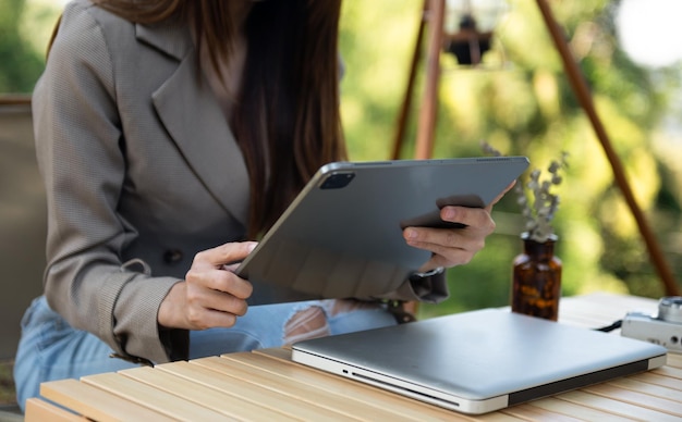 Mulher de negócios usando tablet de telefone celularCloseup no fundo desfocado