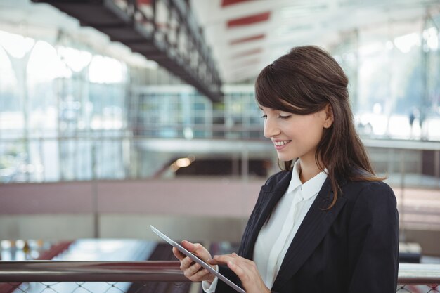 Mulher de negócios usando tablet digital na plataforma