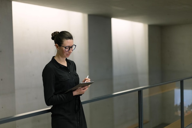 Mulher de negócios usando tablet pc no interior do escritório minimalista