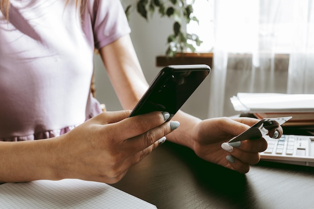 Mulher de negócios usando telefone celular no escritório moderno