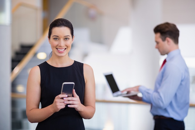 Mulher de negócios usando telefone celular