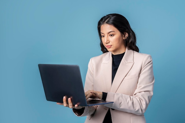 Mulher de negócios usando um laptop em fundo azul