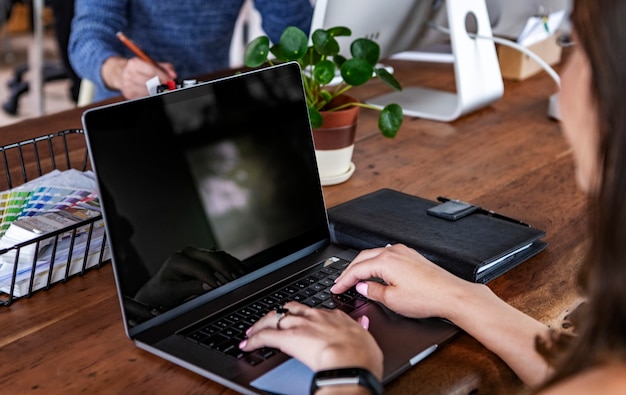 Mulher de negócios usando um laptop em uma reunião