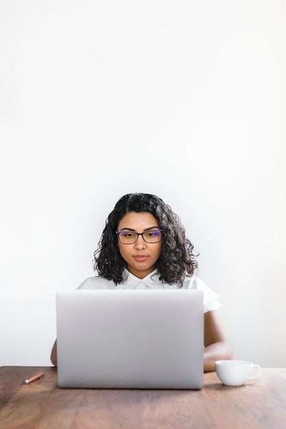 Foto mulher de negócios usando um laptop no escritório