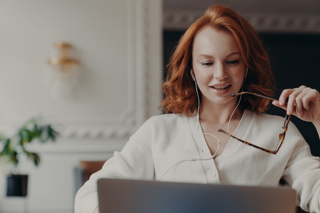 Mulher de negócios usando um laptop