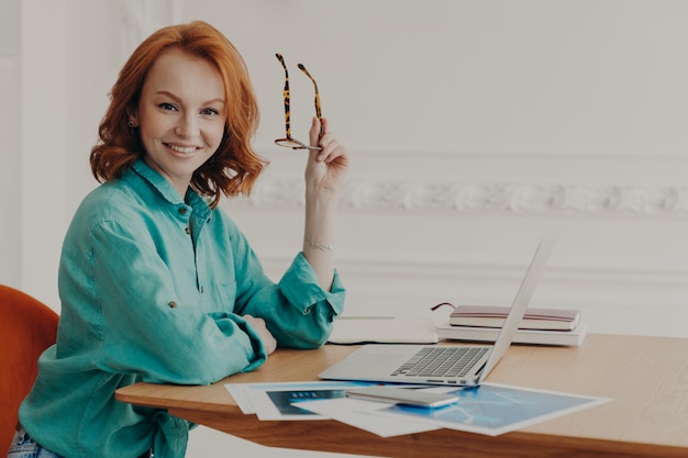 Mulher de negócios usando um laptop