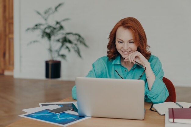 Mulher de negócios usando um laptop