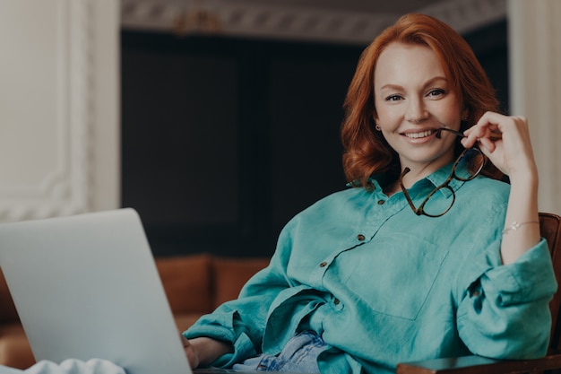 Mulher de negócios usando um laptop