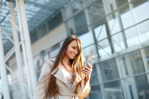 Mulher de negócios usando um smartphone ao ar livre