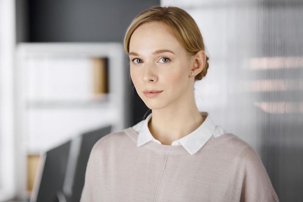 Mulher de negócios vestida casual adulta amigável em linha reta. Headshot ou retrato do negócio no escritório.