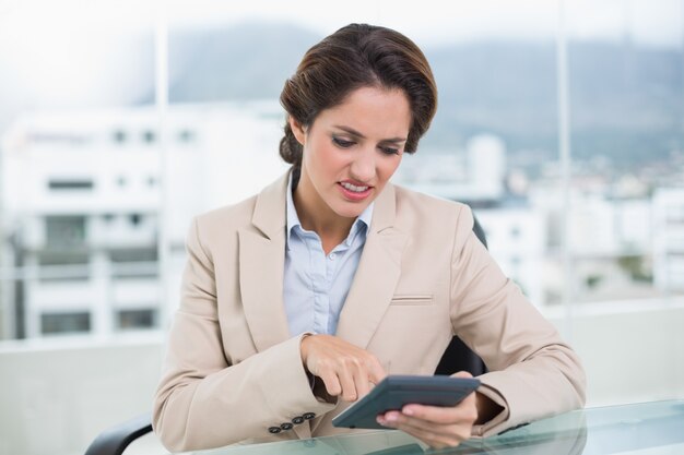 Mulher de negócios virada usando calculadora