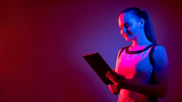 Mulher de néon de comunicação digital usando tablet