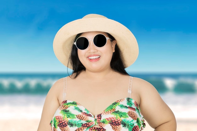 Mulher de obesidade em pé na praia