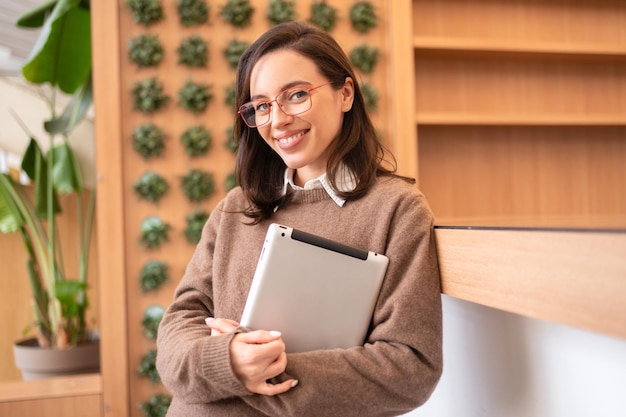 Mulher de óculos com tablet