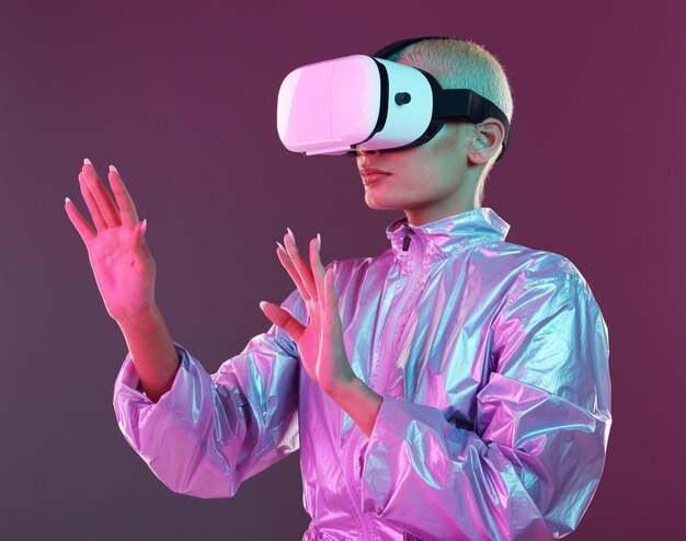 Mulher de óculos de realidade virtual e metaverso para transformação digital de jogos futuristas e pessoa de tecnologia Cyberpunk mãos no fundo do estúdio com fone de ouvido vr para experiência de usuário em 3D e mundo cibernético