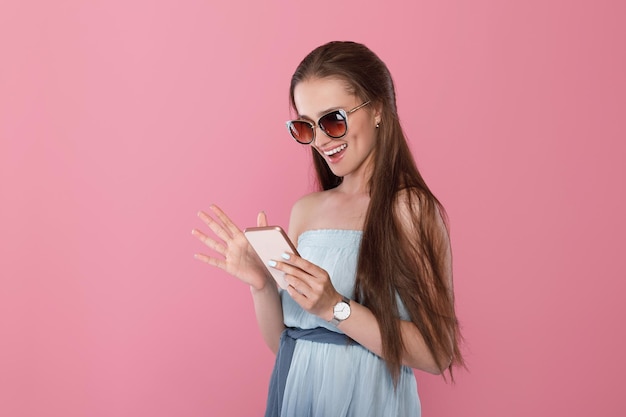 Mulher de óculos escuros usando smartphone