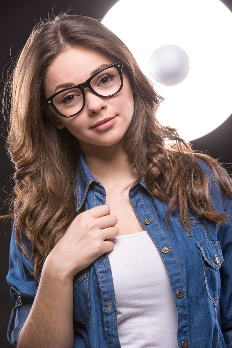 Foto mulher de óculos está olhando