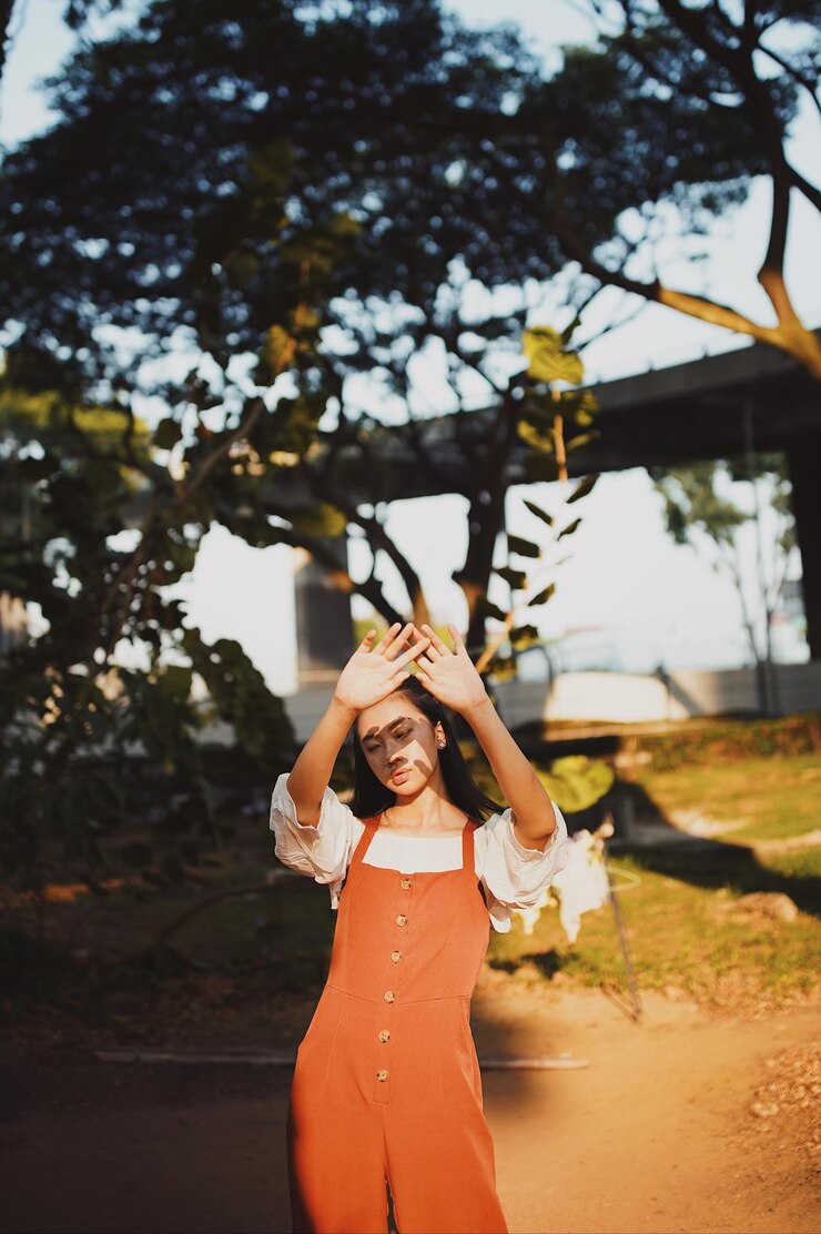 Foto mulher de pé ao ar livre