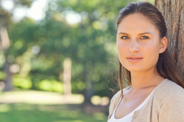 Foto Mulher com os olhos fechados em pé ao ar livre – Imagem de Líbia  grátis no Unsplash