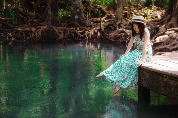 Foto mulher de pé ao lado do lago