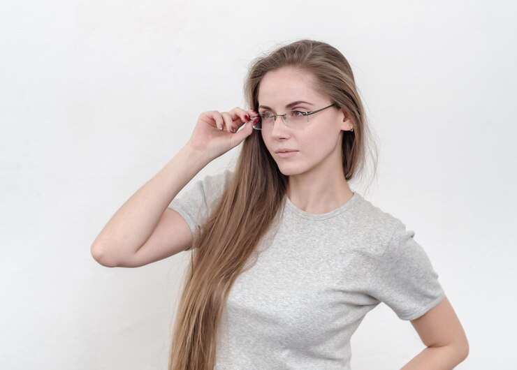 Foto mulher de pé contra a parede