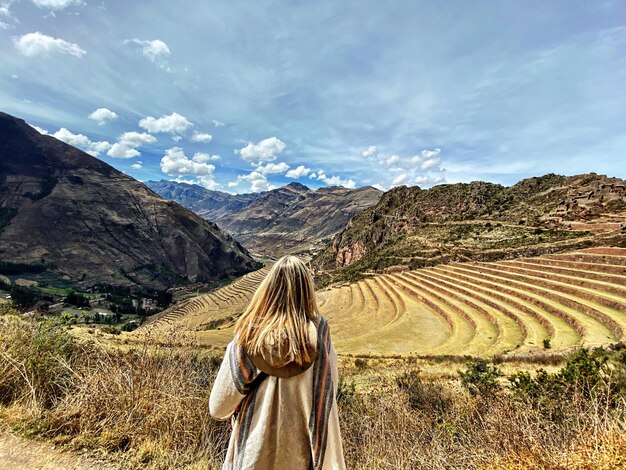 Foto mulher de pé contra as montanhas