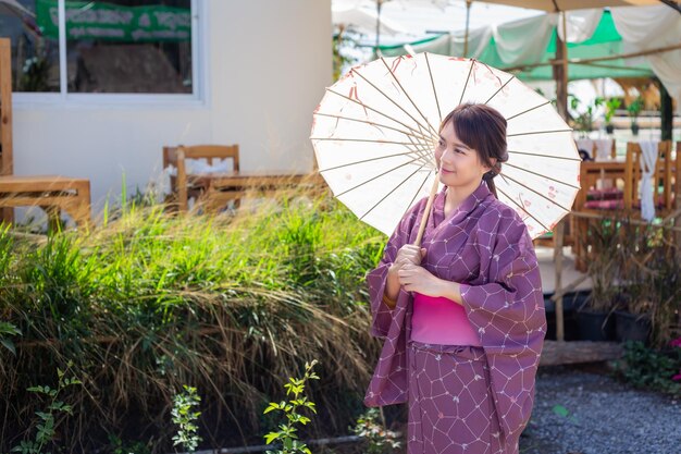 Foto mulher de pé contra plantas