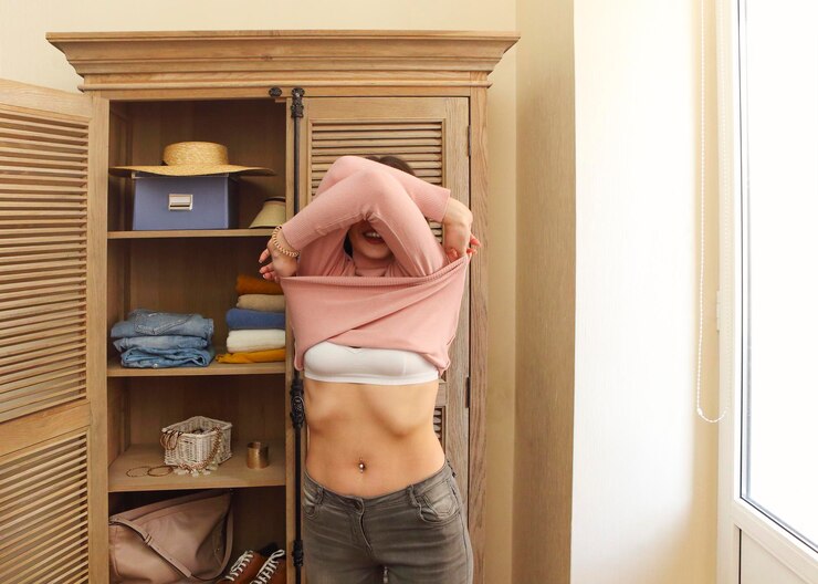 Foto mulher de pé em casa