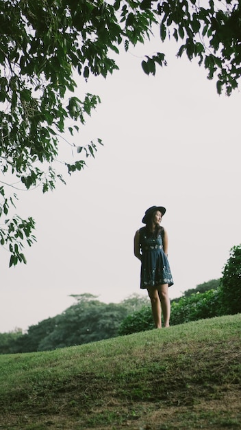 Foto mulher de pé em terra contra o céu