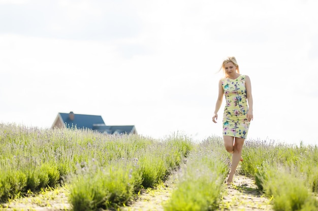 Mulher de pé em um campo de lavanda