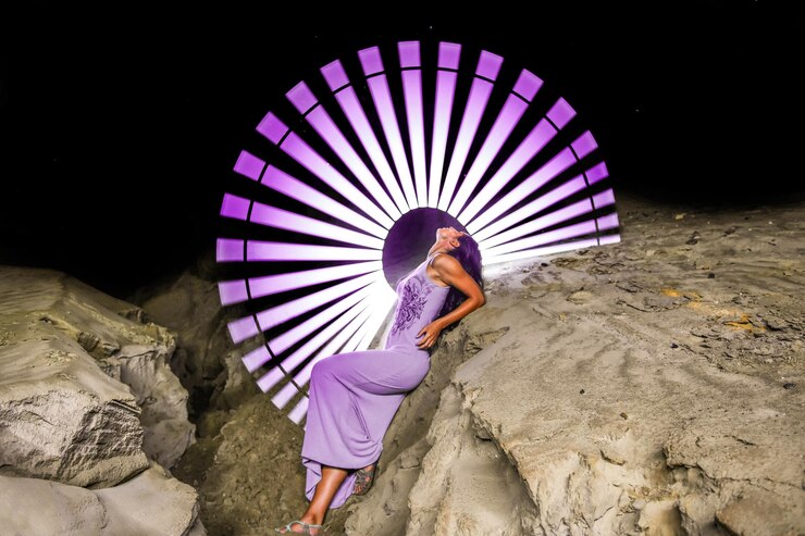 Foto mulher de pé em um guarda-chuva rosa