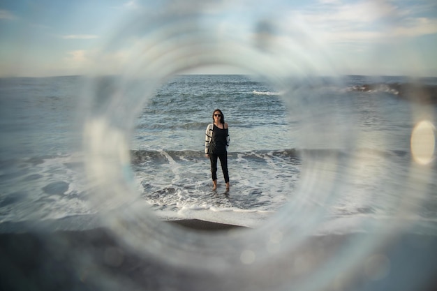 Foto mulher de pé na costa do mar