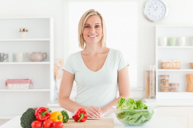 Mulher de pé na cozinha